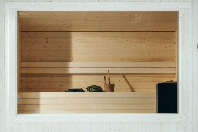 Quelles options de personnalisation sont disponibles pour un sauna sur mesure